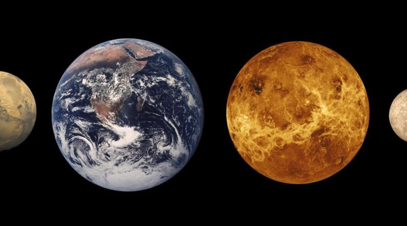 כוכבי הלכת הארציים במערכת השמש ביחס גדלים אמיתי, מימין לשמאל: כוכב חמה, נוגה, כדור הארץ ומאדים.